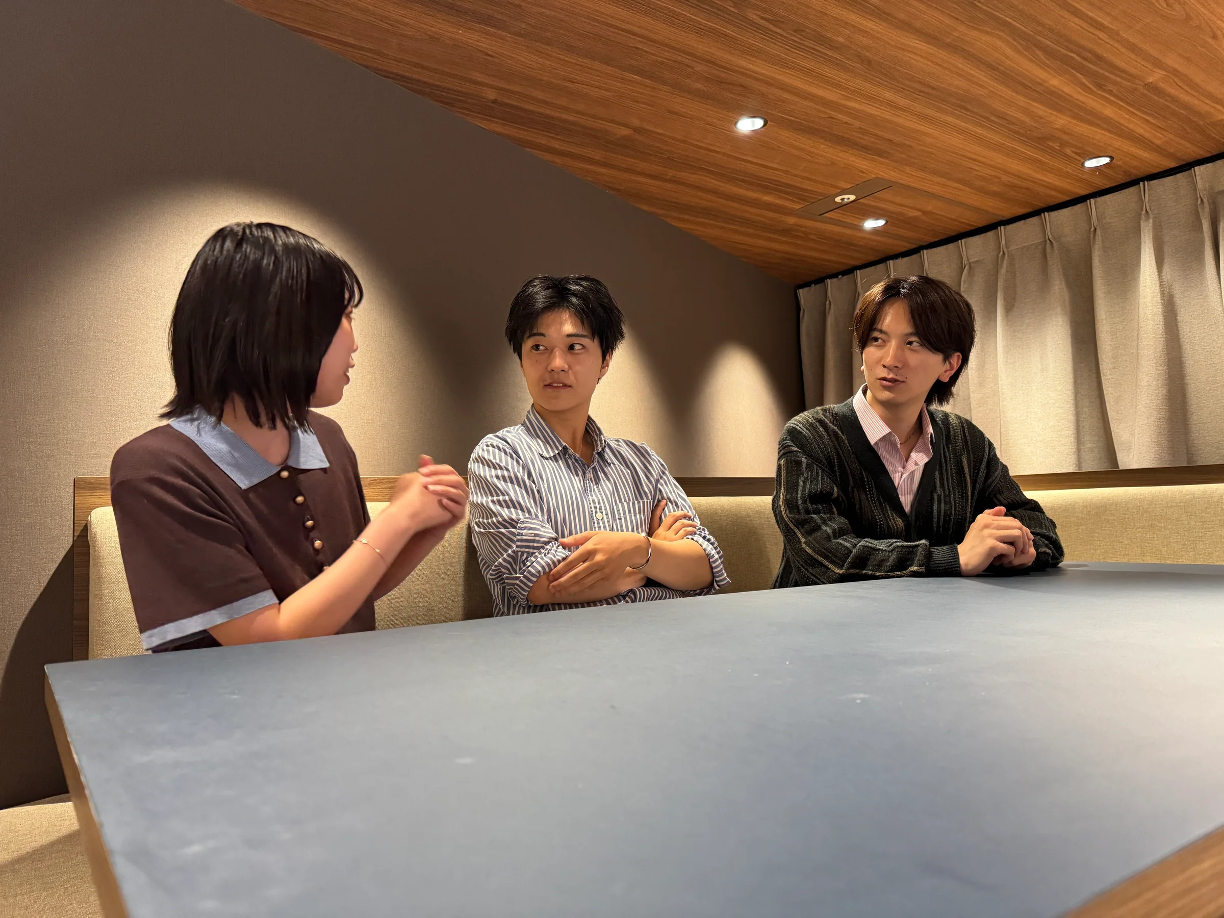 ミーティングスペースで会話するAMATAメンバー