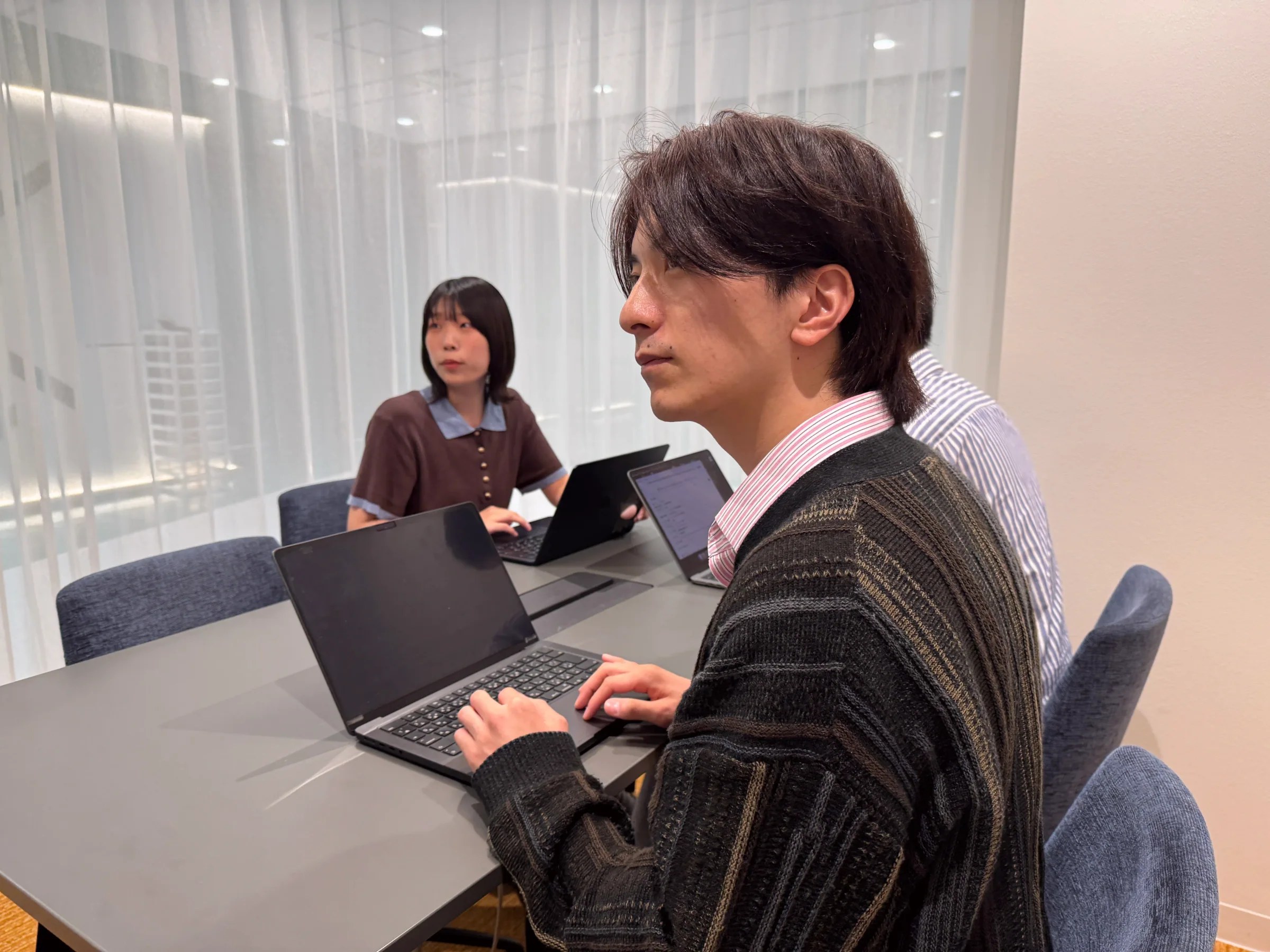 ミーティングに取り組むAMATAのメンバー